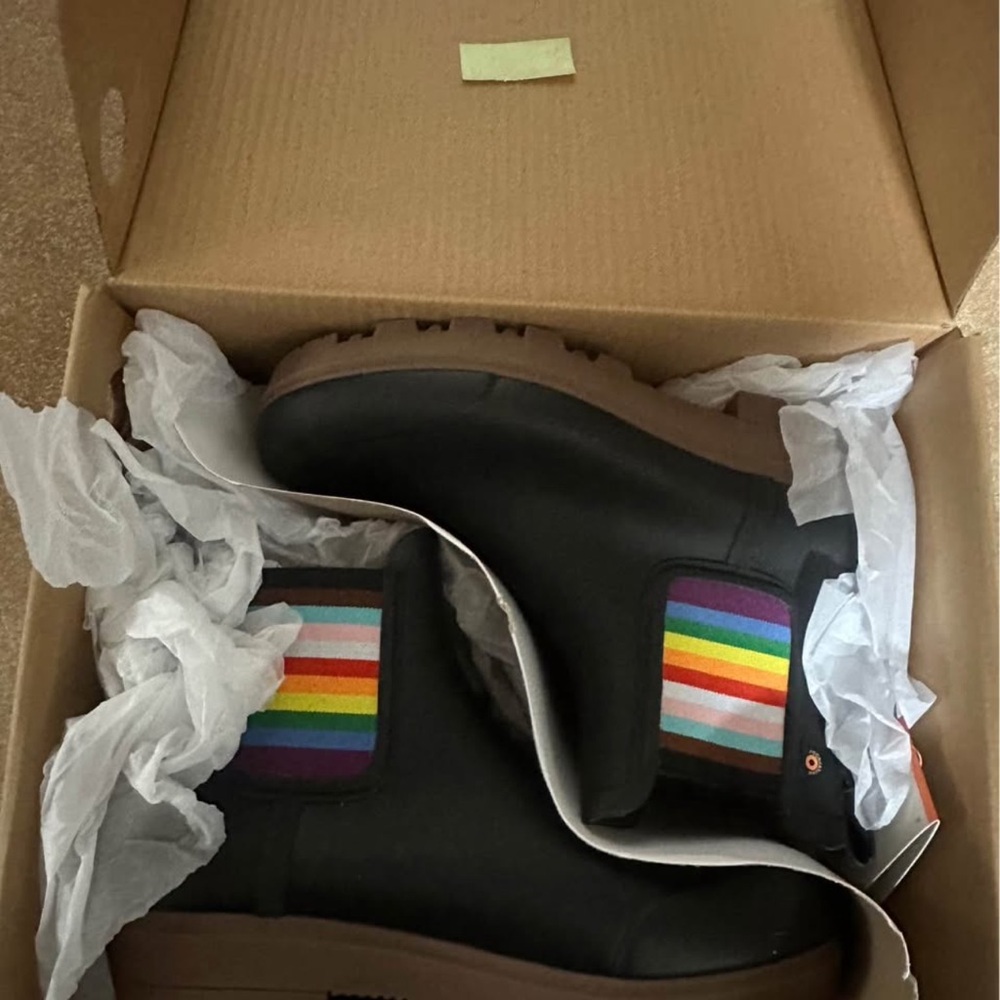 Bogs Holly Chelsea Black Rain Boots with Rainbow Detail - Picture 3 of 4